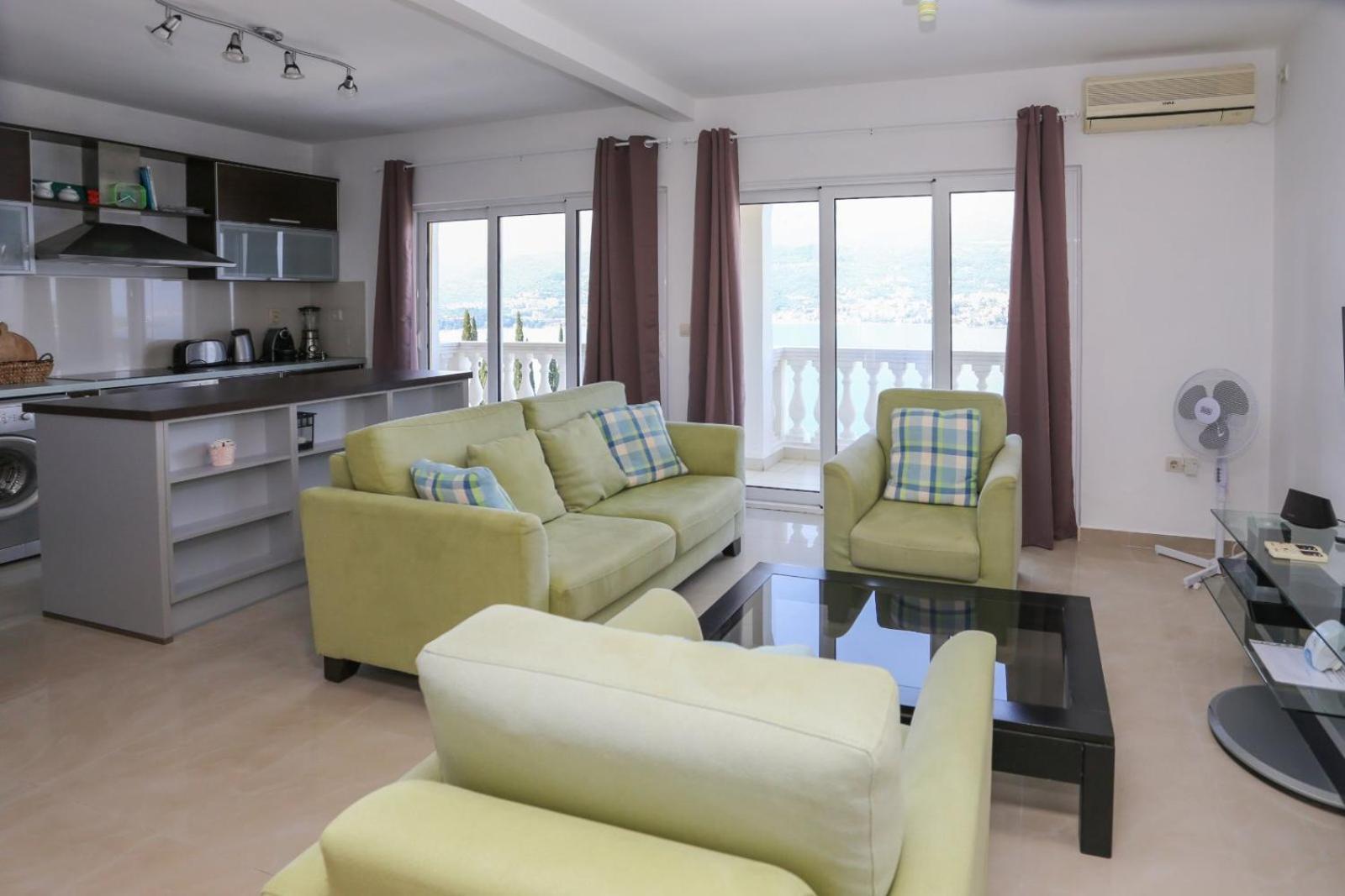 Mountain Bay Views Apartments Njivice Eksteriør bilde