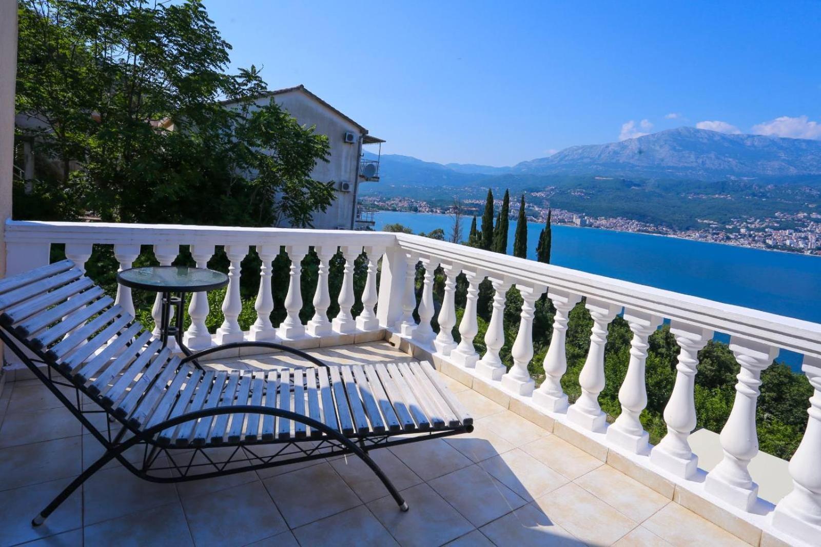 Mountain Bay Views Apartments Njivice Eksteriør bilde
